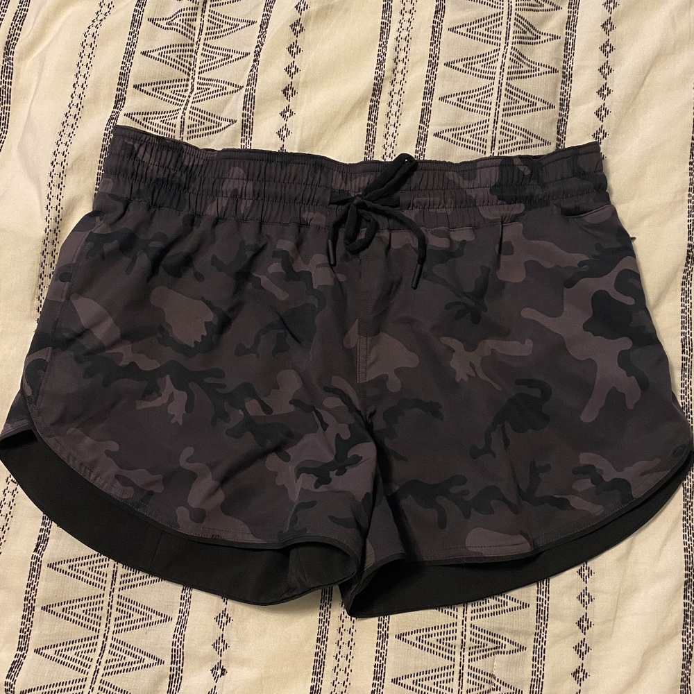 Zyia Camo Flip It Shorts L